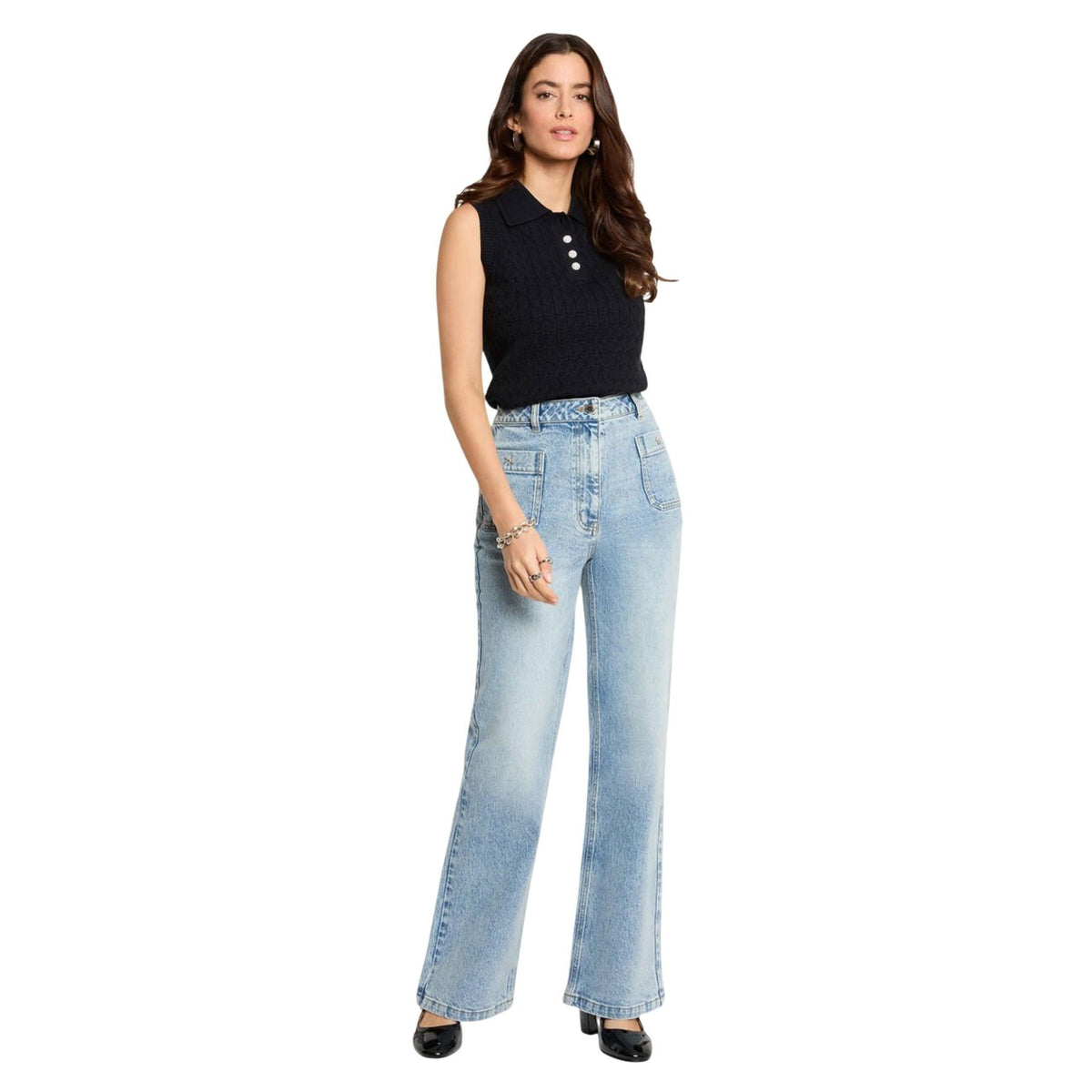 Jeans bootcut Morgan De Toi con tasche frontali a vista e cuciture definite, realizzati in cotone riciclato, vestibilità aderente sui fianchi e svasata al fondo. Vista frontale figura intera