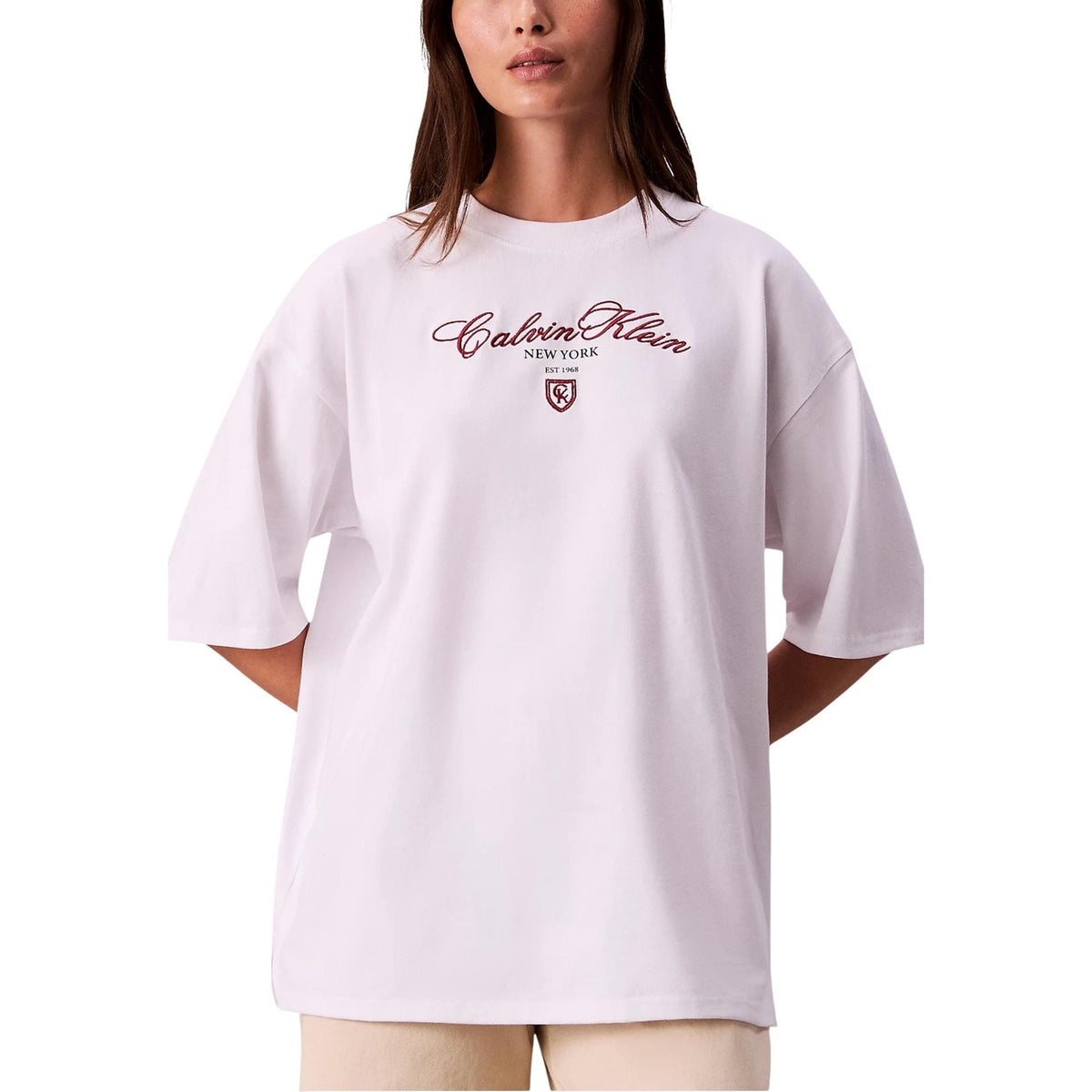 T-shirt Calvin Klein Jeans donna bianca con logo maniche corte scollo rotondo 100% cotone - vista frontale indossata da modello