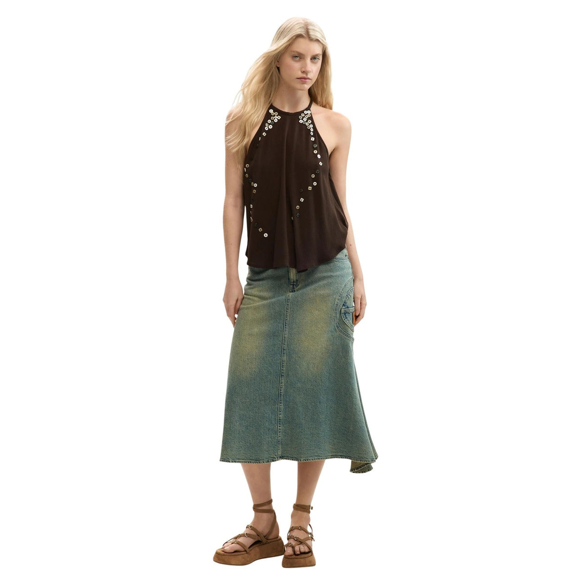 Top Halter marrone con applicazioni madreperlate SS26; tessuto fluido EcoVero™, design a strati, senza maniche. L'eleganza sostenibile disegnata a Barcellona. Vista frontale