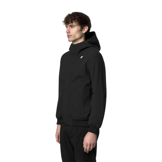 Giambotto impermeabile uomo K-Way Joachim K3135KW. Giacca corta softshell antivento e idrorepellente con interno in micro polar fleece, cappuccio con coulisse, tasche con zip e polsini a coste, abbigliamento uomo autunno inverno.