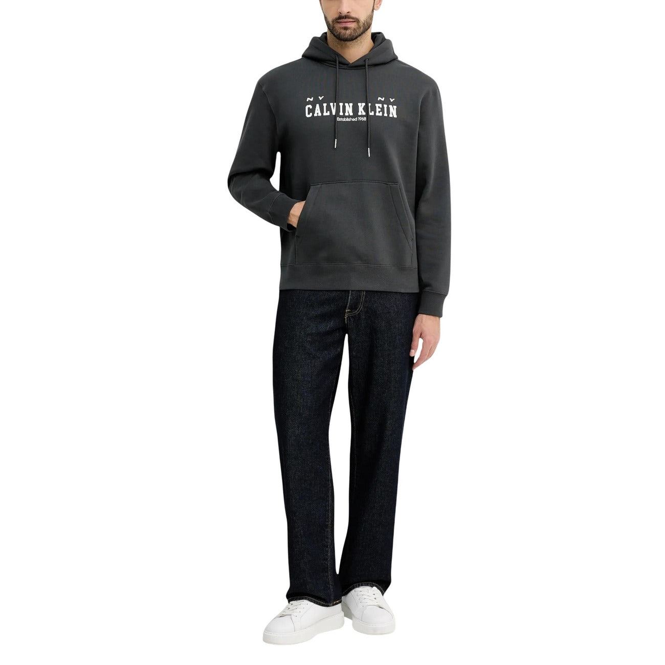 Felpa CK Jeans con cappuccio; 92% Cotone, 8% Poliestere Riciclato. Tasca a marsupio, logo stampato, vestibilità regular. Felpa uomo morbida, resistente ed ecosostenibile Colore grigio vista Frontale figura intera