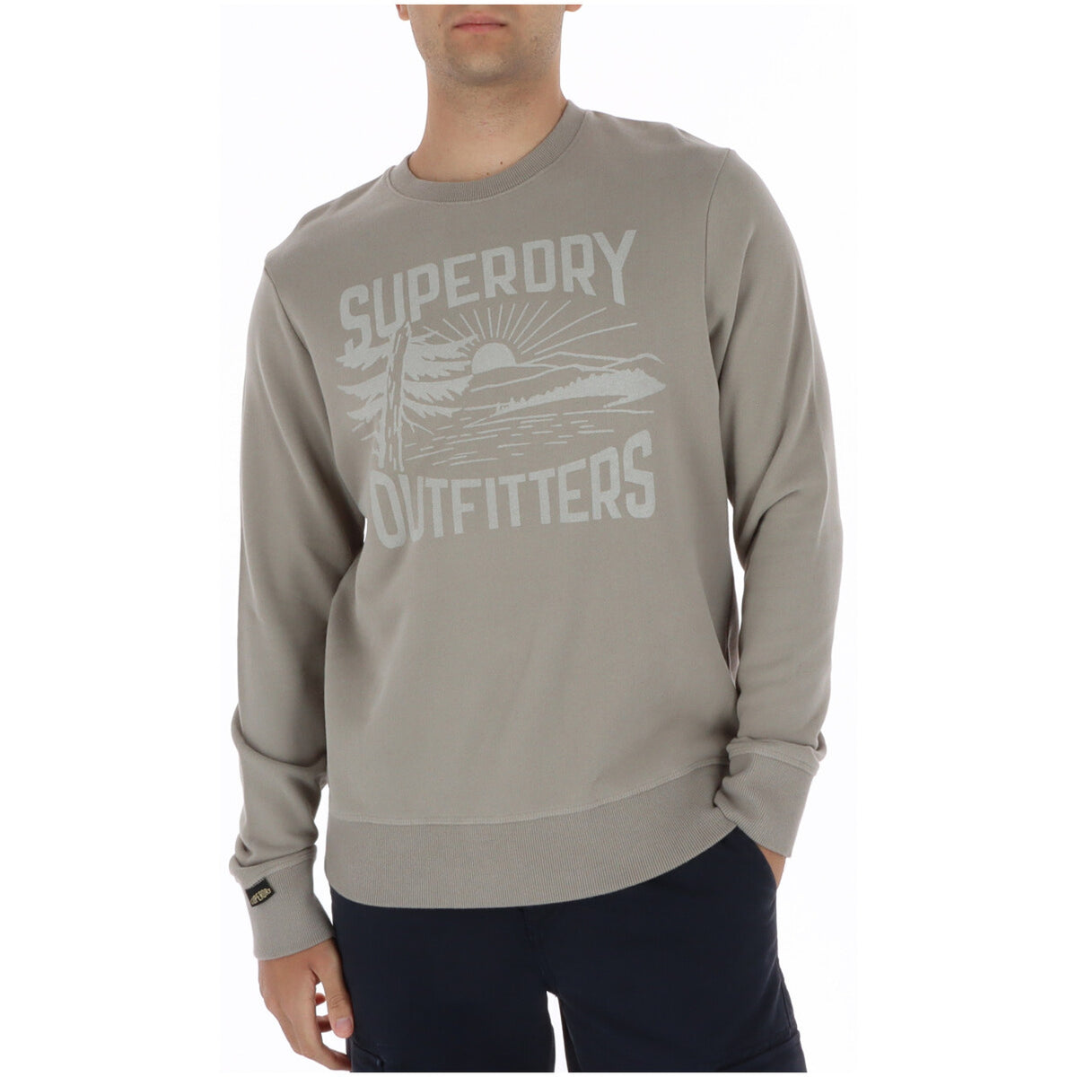 Felpa Superdry Retro Outdoor; Comfort Fit. Colore beige, grafica vintage, interno spazzolato. Maglia uomo girocollo, morbida e traspirante per la PE26. Vista frontale