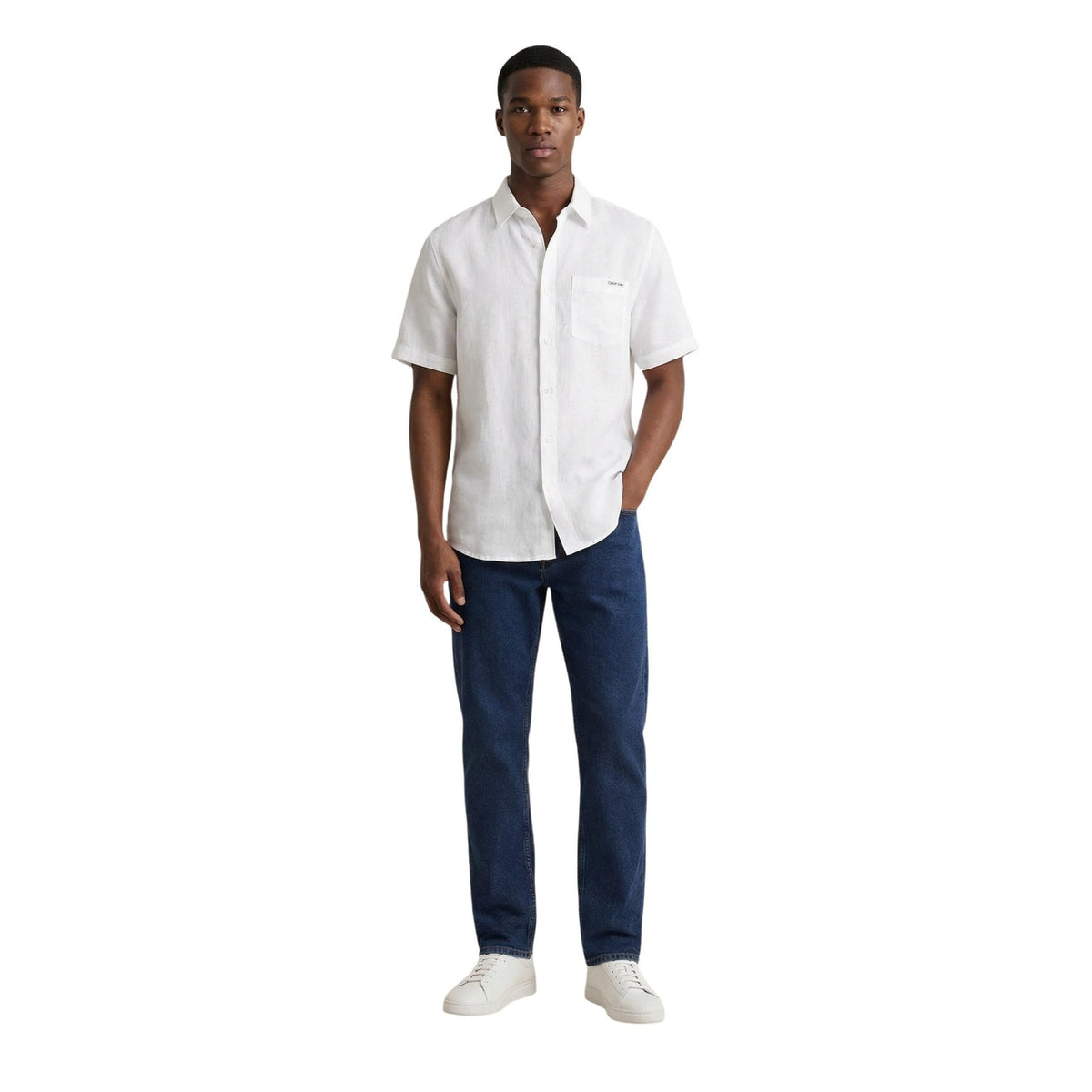 CK Jeans Camicia Lino e Lyocell; regular fit, manica lunga, taschino frontale. Tessuto premium fresco e antipiega naturale. Vista frontale figura intera