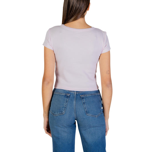 T-shirt CK Jeans Woven Label; 95% Cotone, 5% Elastane. Lavorazione a costine, manica corta, vestibilità aderente. Maglia donna versatile, morbida e di alta qualità. Colore rosa vista posteriore
