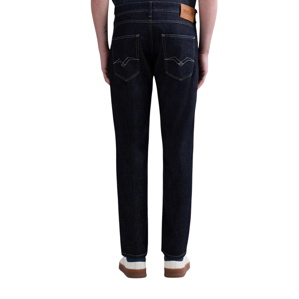 Jeans Replay M1008J Anbass; 80% cotone, 12% Lyocell, 8% elastam. Taglio Regular-Slim, 5 tasche, chiusura con bottoni. Denim ultra-stretch, traspirante e resistente. Vista posteriore