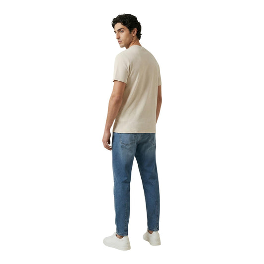 Dettaglio t-shirt Calvin Klein Jeans uomo beige con logo applicato e vestibilità regular