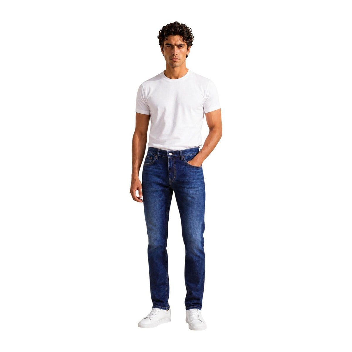 Jeans uomo Tommy Hilfiger Scanton Slim blu DM0DM23479. Jeans aderenti in cotone 99% e elastan con vita media, cuciture a contrasto, taschino con logo e salpa posteriore.