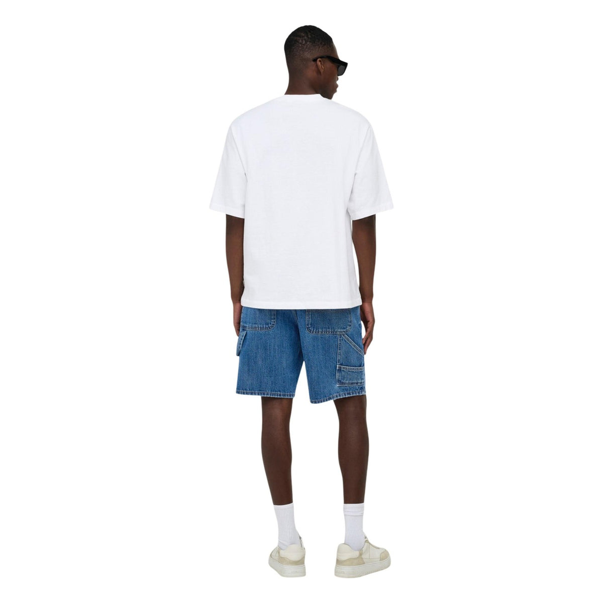 Bermuda Jeans Only & Sons Carpenter; Blu Stonewash. 100% Cotone, Loose Fit, dettagli utility e tasche cargo. Orlo a taglio vivo destroyed, stile workwear contemporaneo per la stagione estiva. Figura intera posteriore