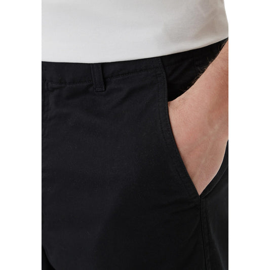 Pantaloni Regular Neri Uomo Calvin Klein Jeans; Tessuto 97% cotone e 3% elastam-lycra. Taglio dritto confortevole con vita regolare, chiusura con zip e bottone. Tasche laterali discrete e stile casual-business continuativo. Dettaglio tasca