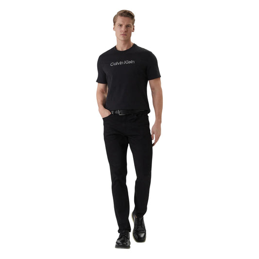 Calvin Klein LV04LF809G, t-shirt nera uomo in puro cotone con logo ricamato; vestibilità regolare, maniche corte e finiture di alta qualità per uno stile casual-chic. Vista frontale Figura intera