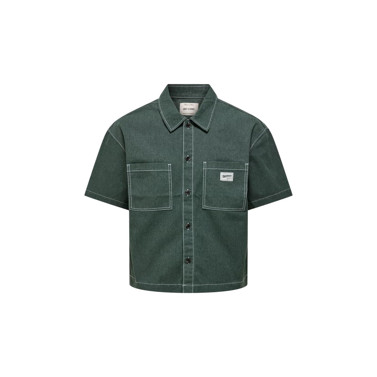 Camicia Manica Corta Only & Sons ONSZEALAND; Verde. 60% Cotone, 40% Poliestere. Loose Fit, doppie tasche frontali, tessuto tinto in filo resistente. Stile casual contemporaneo. Vista stesa