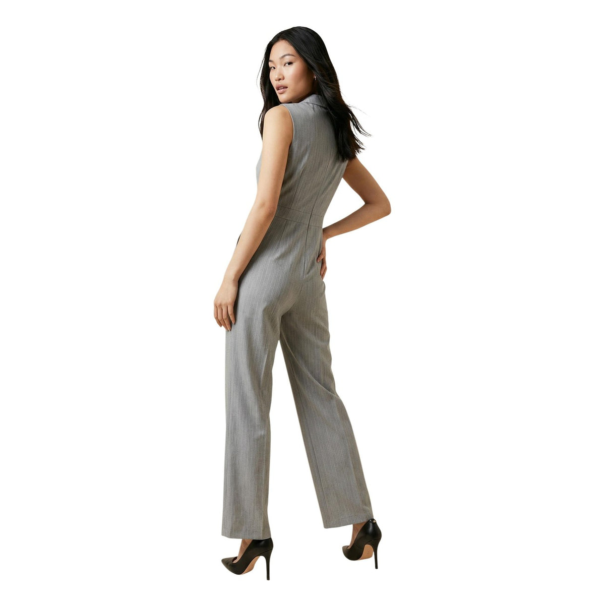 Artigli Jumpsuit grigia con Fibbia; tuta a gamba larga con revers e cintura metallica. Tessuto tecnico confortevole, vestibilità elegante e taglio contemporaneo. Vista posteriore