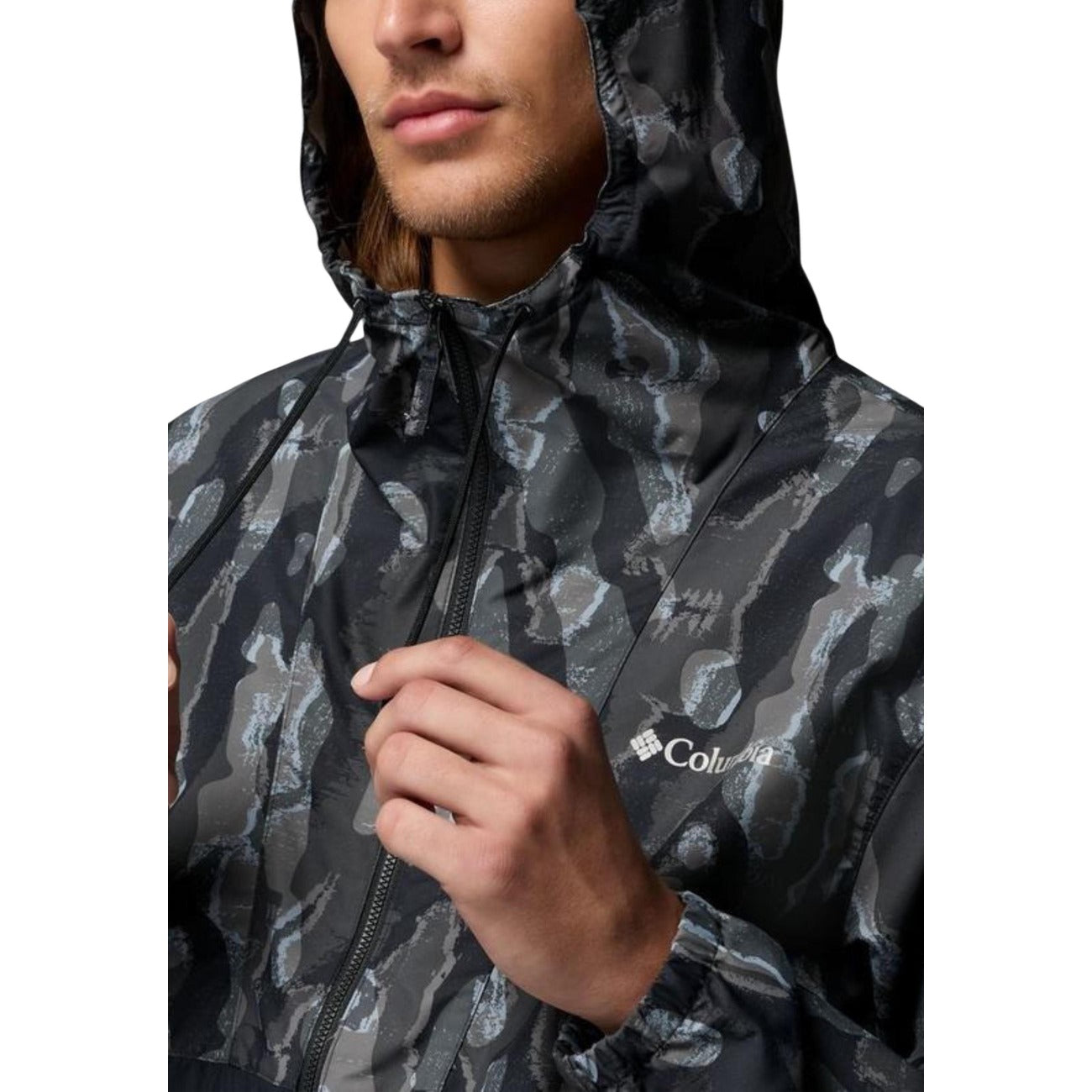 Columbia Spire Valley™ Windbreaker, giacca uomo con protezione Omni-Shield™; cappuccio regolabile, polsini elastici e tessuto tecnico antimacchia, ideale per attività outdoor e tempo libero.