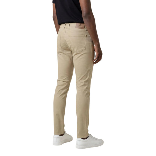 Jeckerson John Toppa Jeans; 98% cotone, 2% elastan, vestibilità a sigaretta. Il jeans iconico con toppe frontali e chiusura a zip nascosta. Colore beige. Vista posteriore
