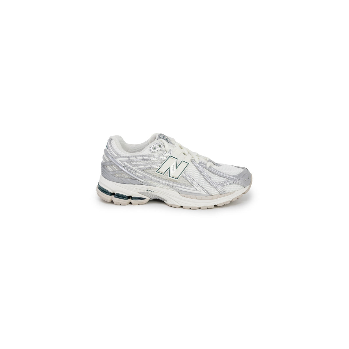 sneaker New Balance 1906R di colore argento e bianco con tomaia in mesh e materiale sintetico vista laterale