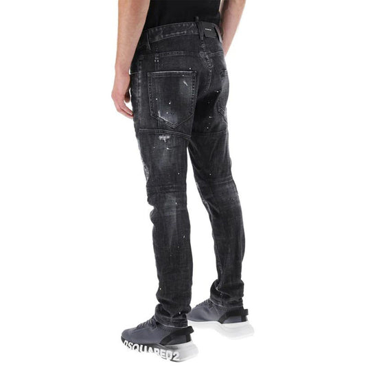 Jeans Dsquared2 Skater Fit; Black Wash Distressed. Dettagli con vernice, rammendi e patch rossa iconica. Taglio affusolato, denim di alta gamma, stile urban-premium. Vista posteriore