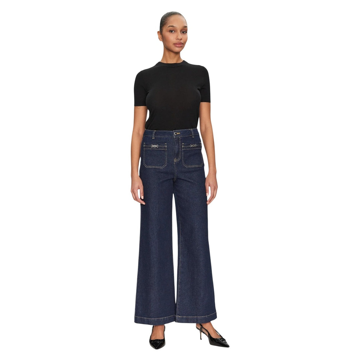 Jeans bootcut Morgan De Toi Psoft, tessuto 99% cotone con dettagli metallici e tasche anteriori decorate, vestibilità svasata ed elegante. Vista frontale figura intera