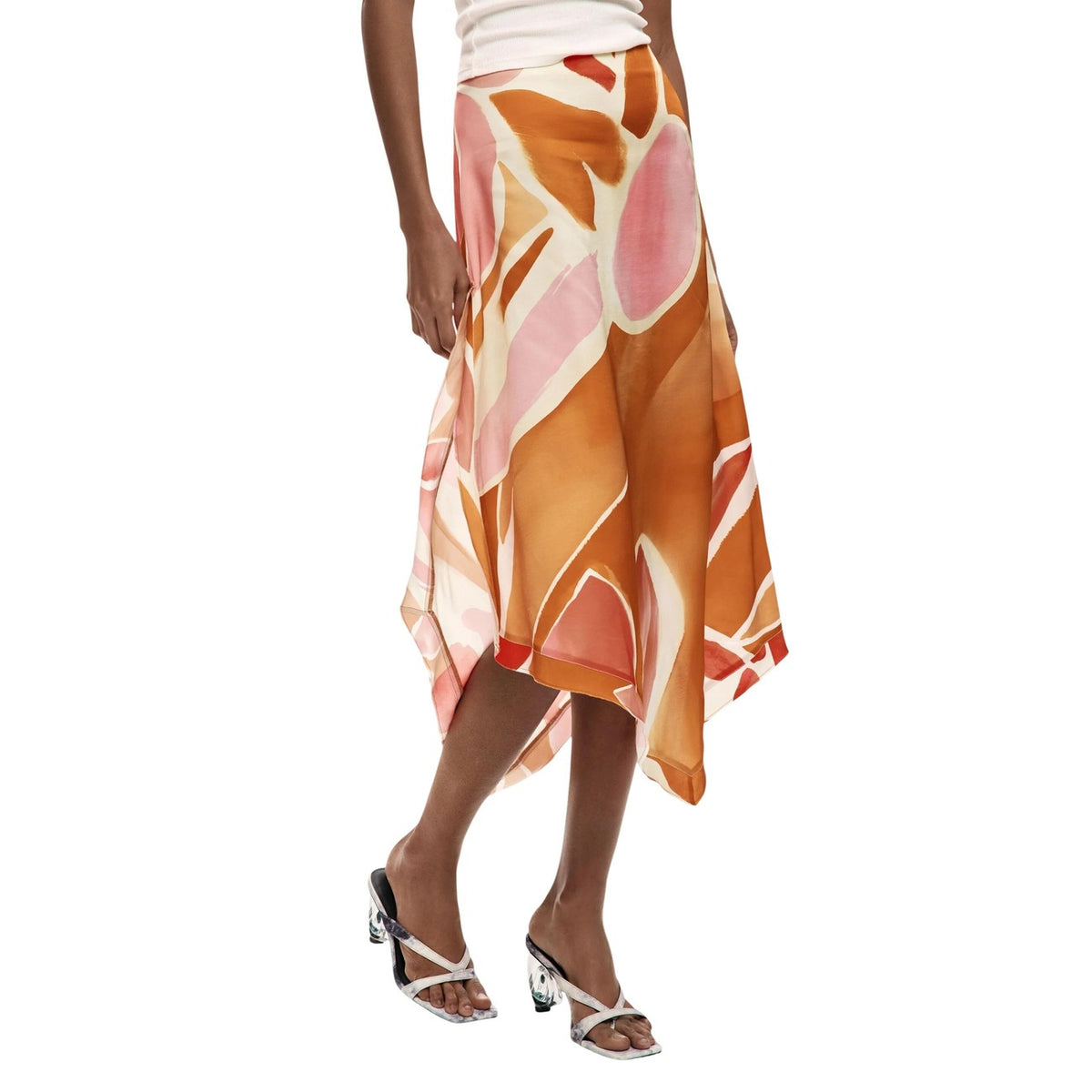 Desigual Gonna Asymmetric Petal; 100% viscosa, stampa floreale, elastico in vita, sottoveste integrata. La gonna lunga che anima l'estate.
