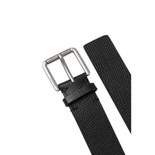 Cintura Pelle Calvin Klein Casual 40mm; Nero. 100% Vera pelle, fibbia roller in metallo satinato con logo inciso. Altezza 4 cm, ideale per jeans. Include confezione regalo ufficiale. Vista fibbia