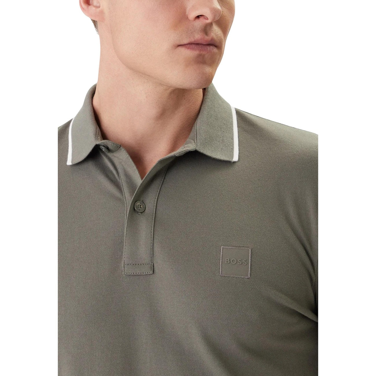 BOSS Passertip Polo 10256683; 95% cotone, 5% elastan, colletto a contrasto, logo applicato. L'eleganza classica BOSS in un capo quotidiano confortevole. Colore grigio vista frontale Dettaglio logo