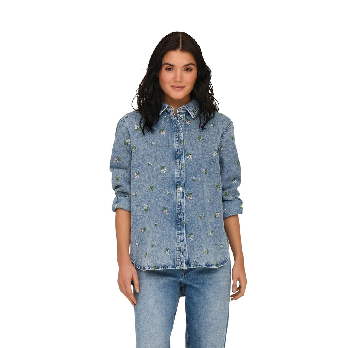 camicia da donna Only Onlvera L/S Flower Emb Shirt Dnm Noos è realizzata in 100% cotone. maniche lunghe e una vestibilità regolare. colletto classico e la chiusura frontale con bottonI. Vista frontale