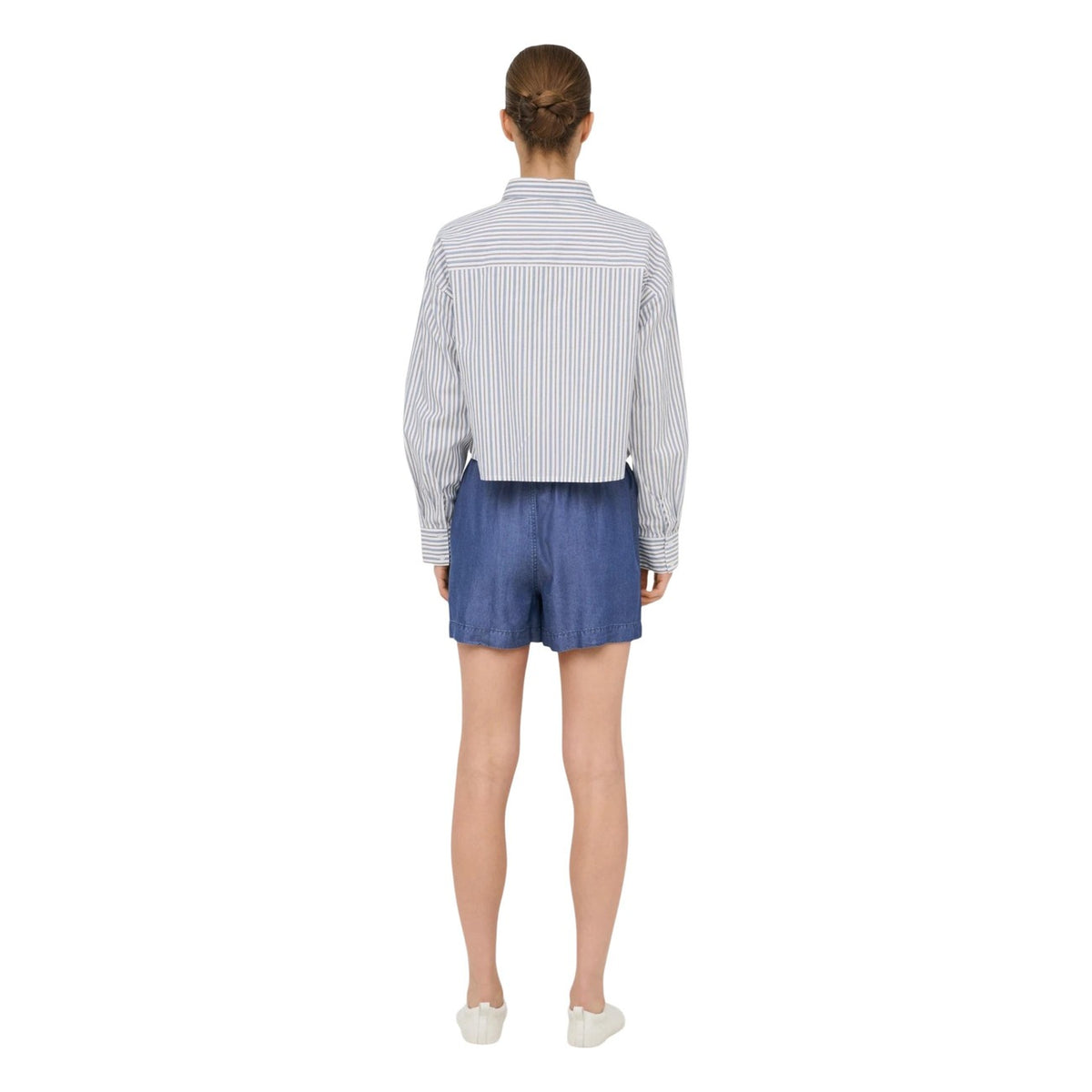Bermuda TENCEL™ Lyocell; chiusura con cordino, fit regolare, lunghezza corta. Il bermuda sostenibile e ultra-morbido per uno stile quotidiano senza sforzo. Vista Posteriore