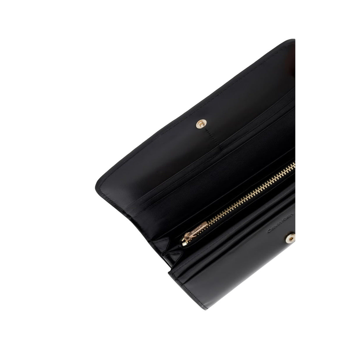 Portafoglio Grande in Nappa Calvin Klein; Nero. 100% Pregiata pelle, chiusura zip-around, 12 slot carte, portamonete zippato e protezione RFID. Dimensioni generose (19,8 cm), eleganza e funzionalità 4 stagioni. Vista aperta