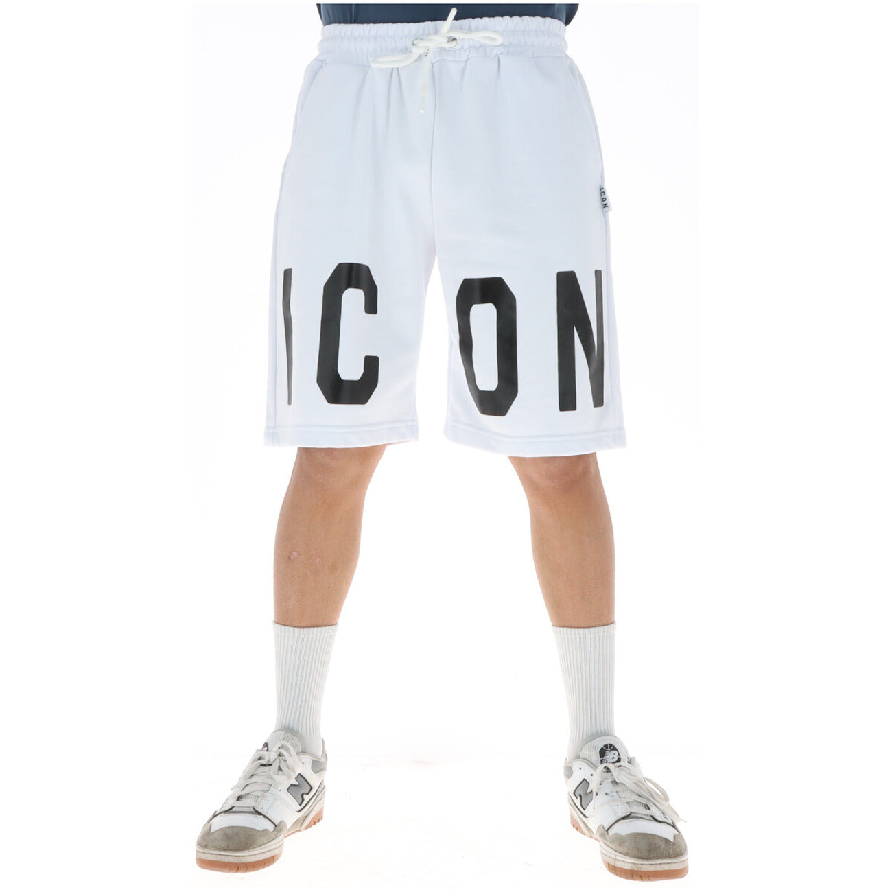 Bermuda ICON Neon Logo; 87% Cotone, 13% Poliestere. Bianco con stampa nero, logo spezzato, vita con lacci. Short uomo streetwear energici e traspiranti, Made in Italy.