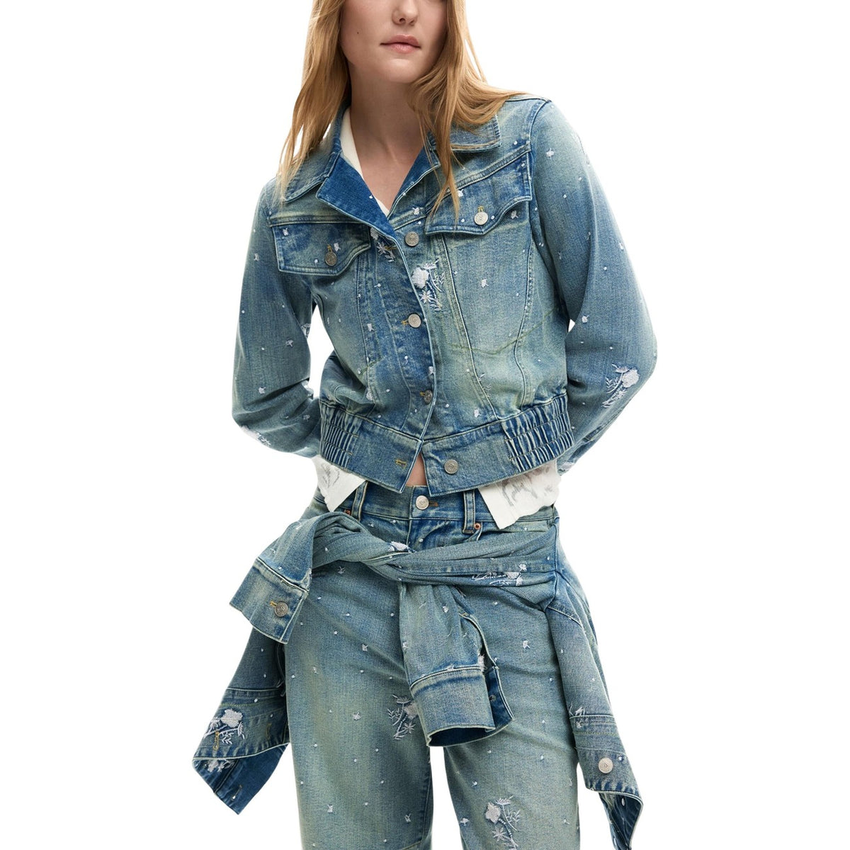 Giacca di jeans stile trucker, con colletto a revers, elastico in vita e piccoli dettagli ricamati.