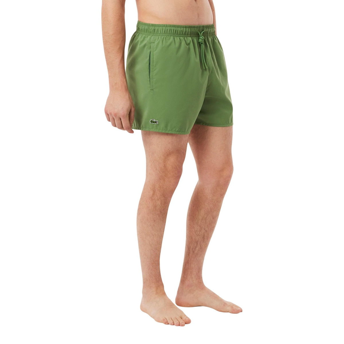 Costume Lacoste Taffetà Riciclato; asciugatura rapida, vita elastica, tasche a contrasto. Fodera mesh, coccodrillo ricamato, lunghezza 37 cm. Qualità premium sostenibile. Vista laterale