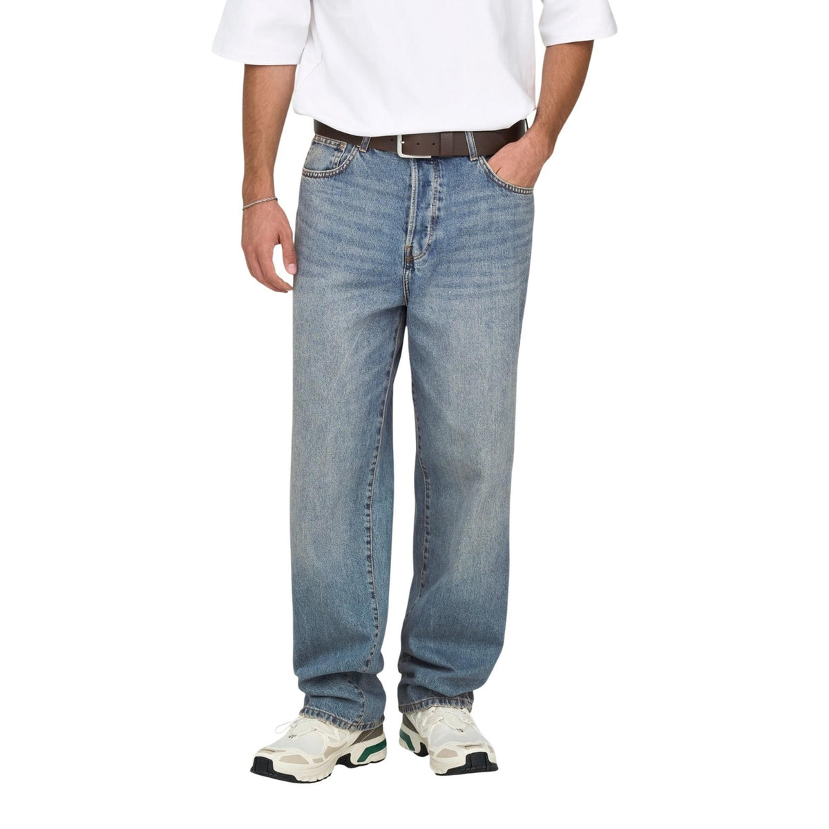 Jeans Only & Sons uomo blu chiusura con zip e bottone tasche anteriori e posteriori 80% cotone 20% cotone organico - vista frontale indossata da modello figura intera