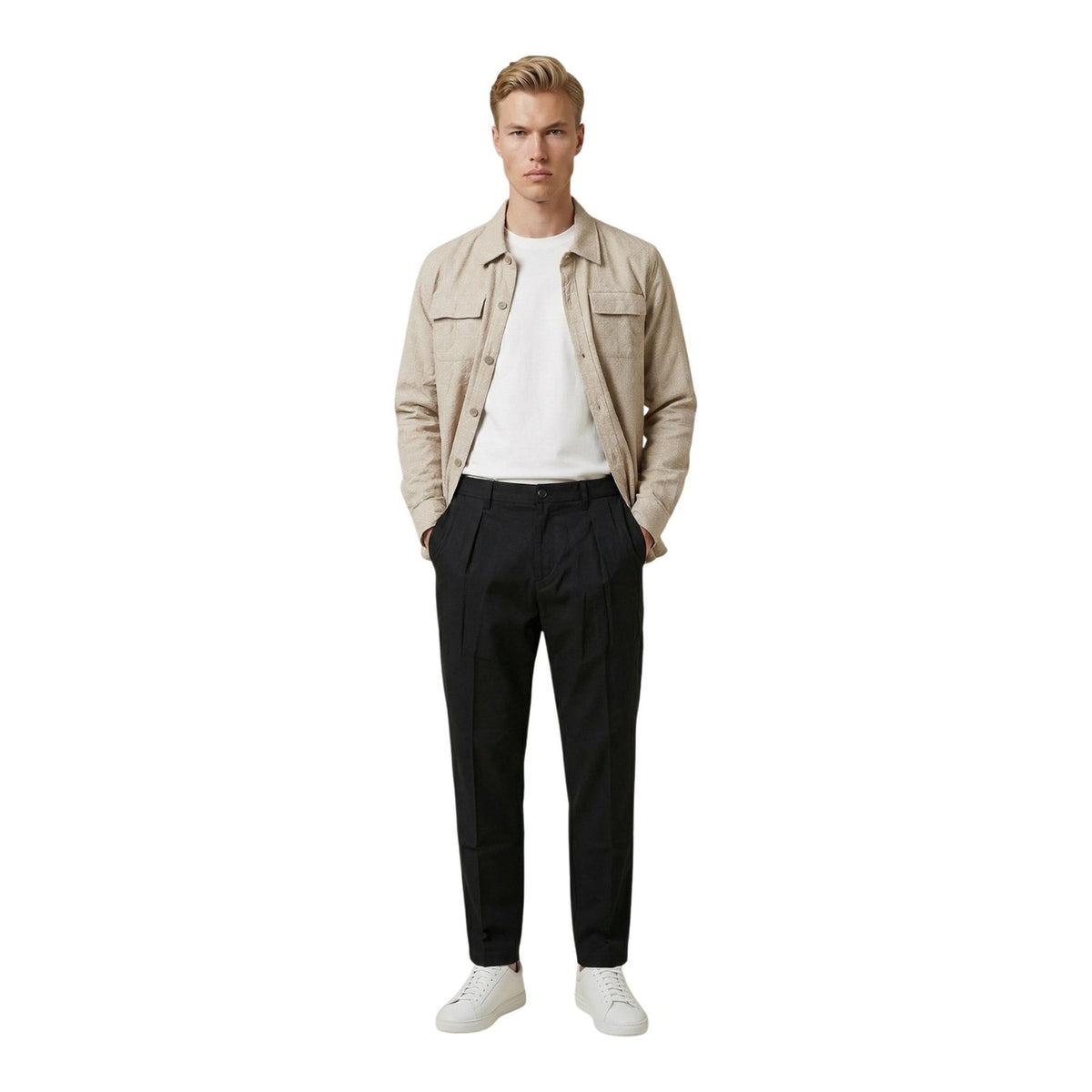 Overshirt Gianni Lupo GL1013TB; 92% viscosa, 8% poliestere. Doppie tasche con pattina, bottoni frontali, tessuto fluido. Camicia-giacca leggera, traspirante e versatile. Vista frontale