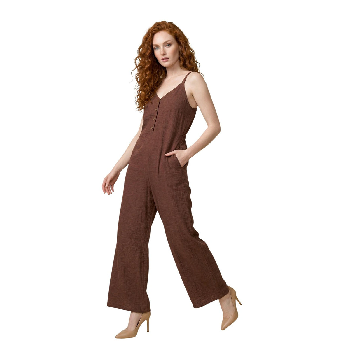 Artigli Tuta marrone Spalline Sottili; jumpsuit fluida con scollo a V, bottoni decorativi e tasche. Taglio a palazzo, stile contemporaneo e massima leggerezza. Vista frontale