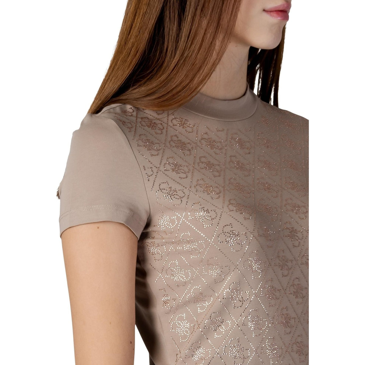 T-shirt Guess con logo 4G donna beige maniche corte scollo tondo 95% cotone 5% elastan - vista laterale frontale indossata da modello dettaglio logo
