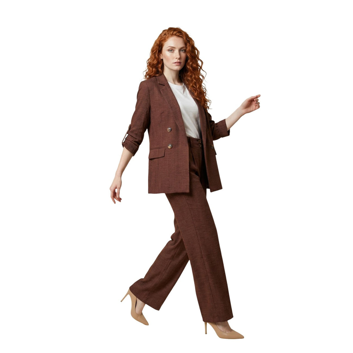 Artigli Blazer Baciata; giacca marrone doppiopetto con 4 bottoni e rever. Stile formale contemporaneo, tessuto resistente e dettagli sartoriali. Vista frontale Figura intera
