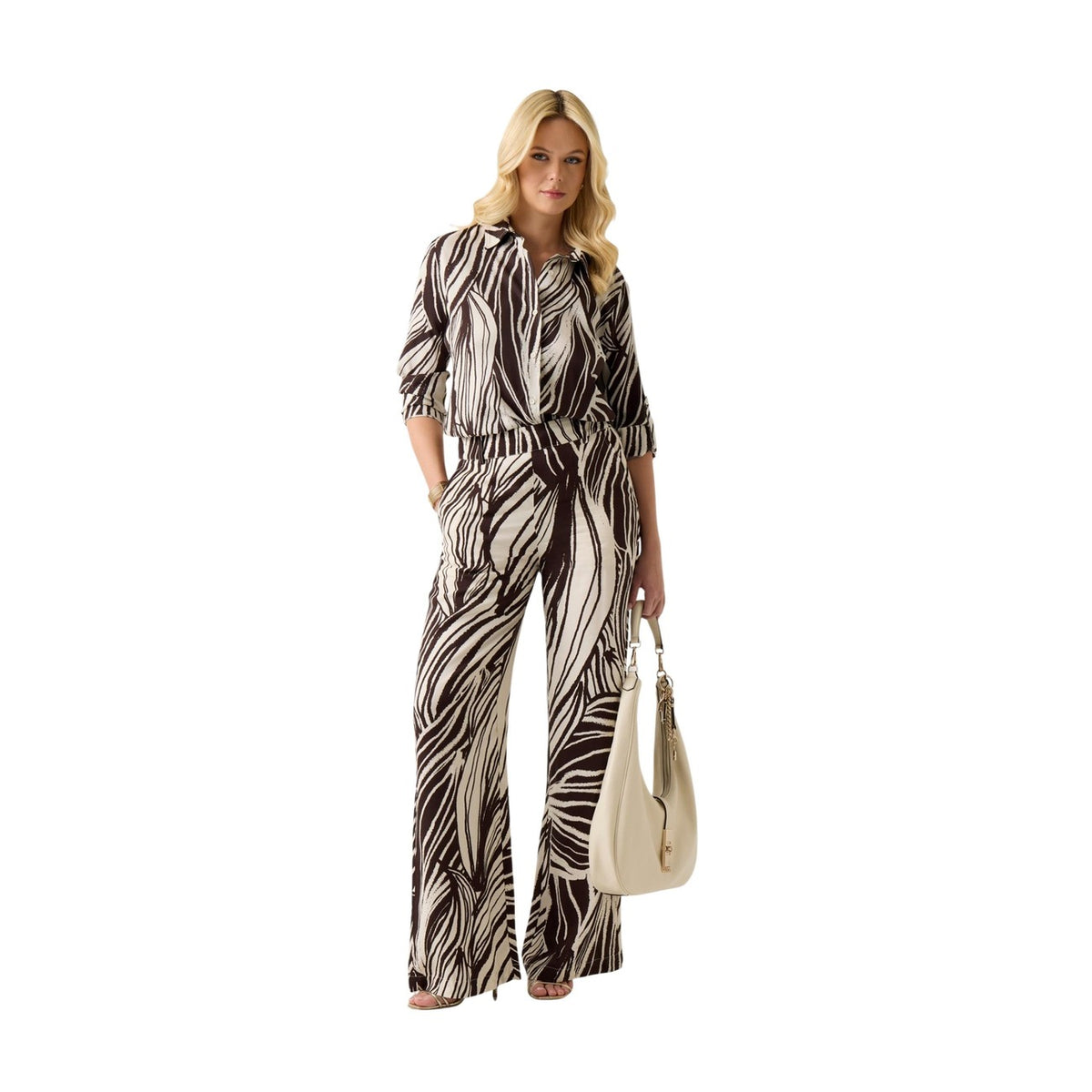Pantaloni Guess Viscosa; gamba ampia, vestibilità rilassata, stampa all-over, vita elasticizzata. Eleganza e comfort firmati Guess. Vista frontale Figura intera