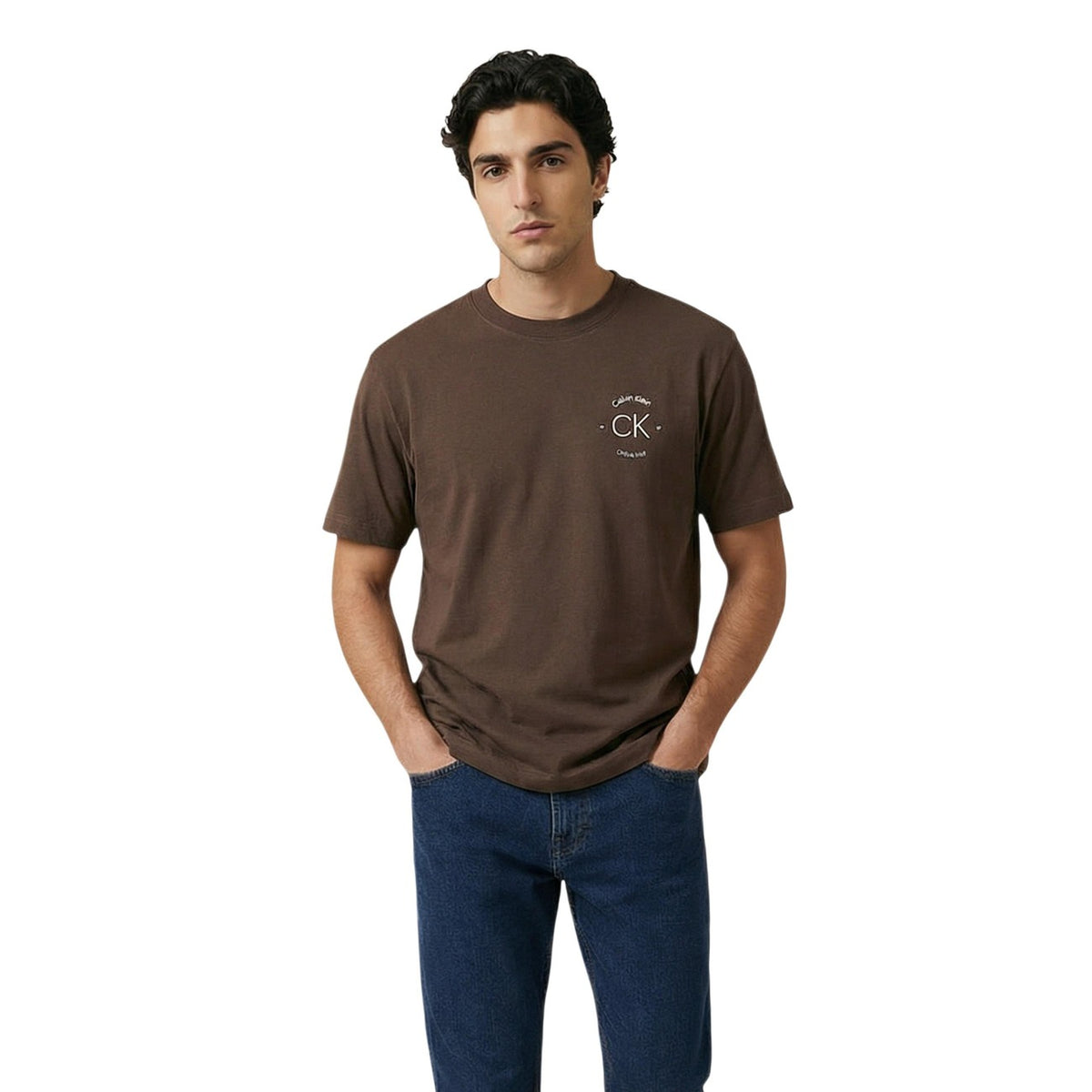 T-shirt CK Jeans LV04RE825G; 100% cotone, logo CK ricamato, regular fit. Girocollo, cuciture rinforzate, massima traspirabilità. Stile casual-luxury essenziale. Colore marrone vista frontale