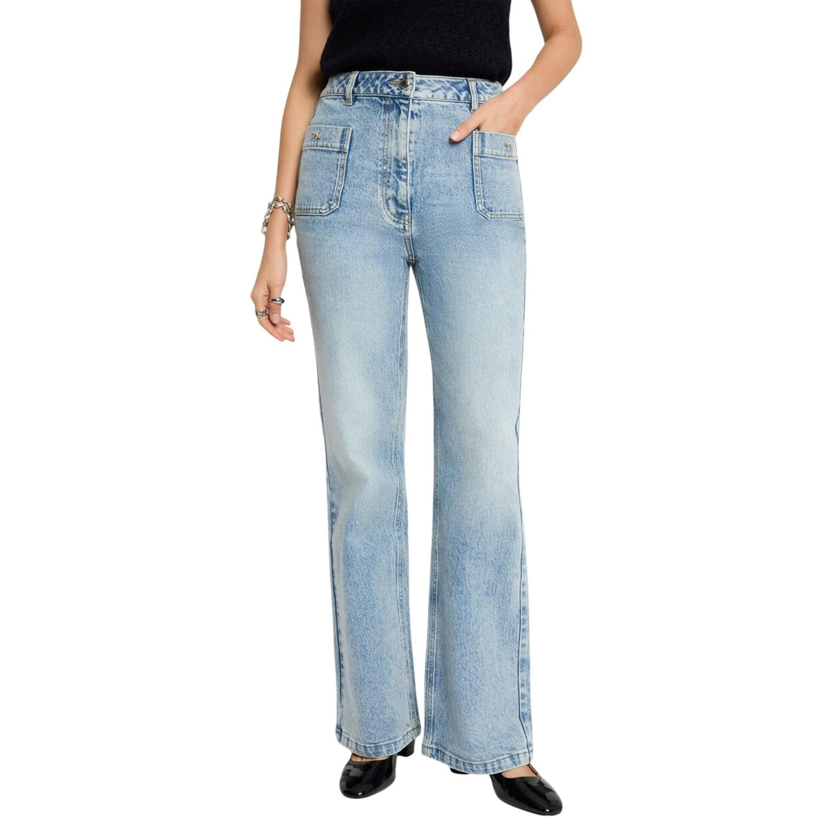 Jeans bootcut Morgan De Toi con tasche frontali a vista e cuciture definite, realizzati in cotone riciclato, vestibilità aderente sui fianchi e svasata al fondo. Vista frontale
