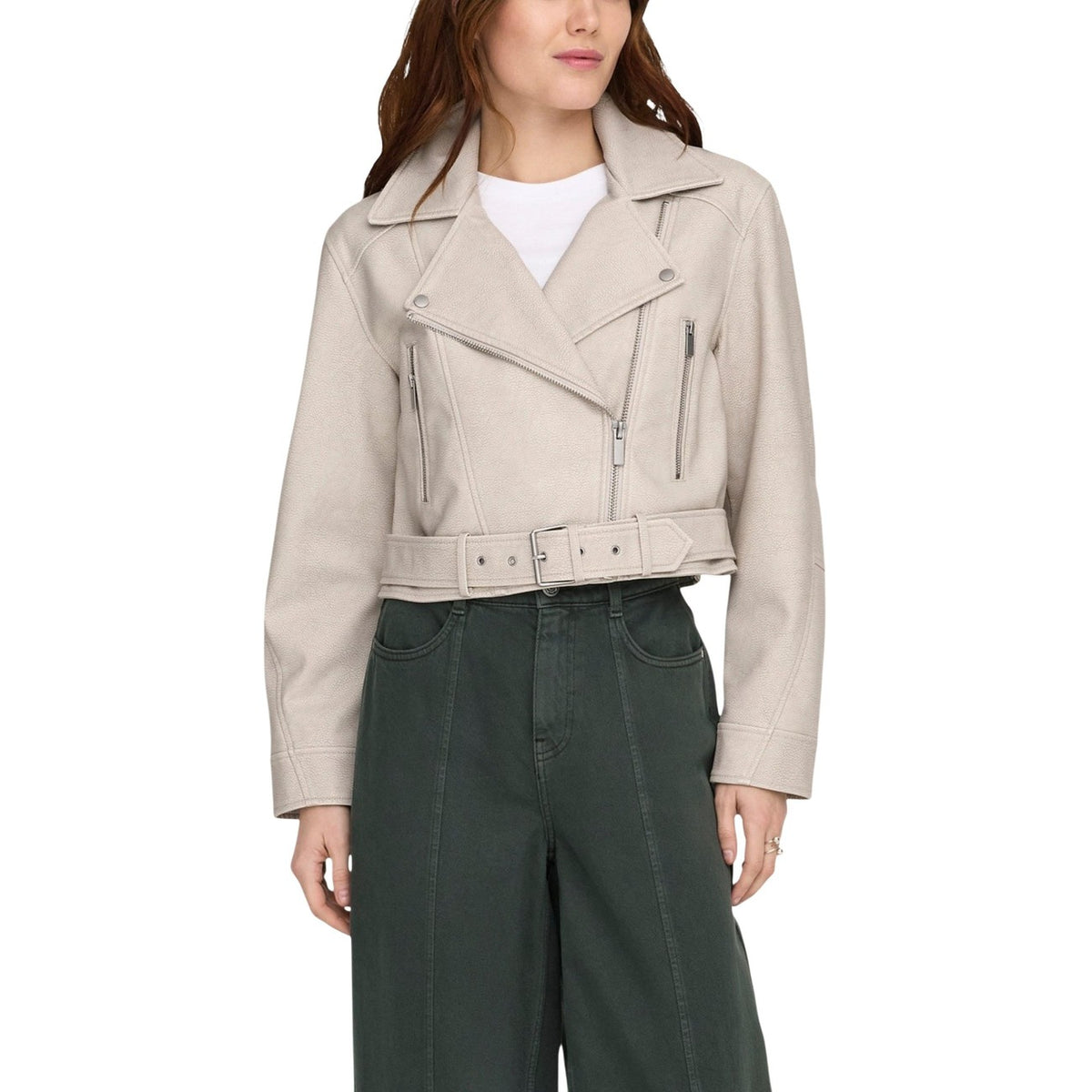 Giacca Only donna beige con cerniera maniche lunghe scollo a V colletto bavero 100% poliestere - vista frontale indossata da modello figura intera