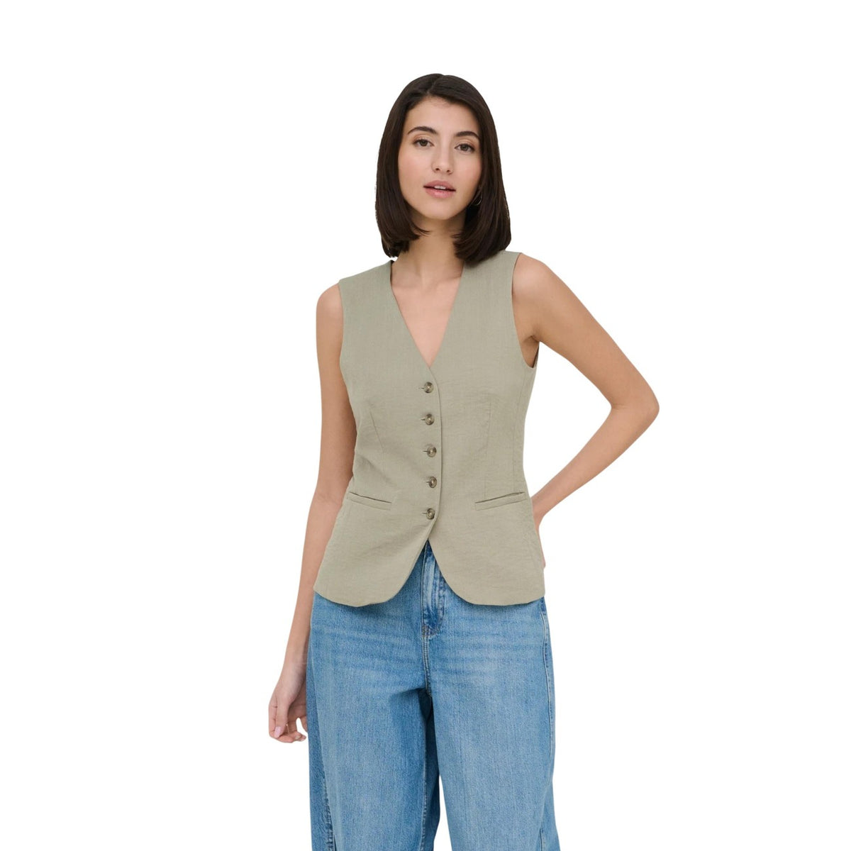 Gilet Jacqueline de Yong Jdyriver; scollo a V, chiusura a bottoni effetto tartarugato, tasche a filetto. Il gilet sartoriale passe-partout per la tua primavera/estate. Vista frontale indossato