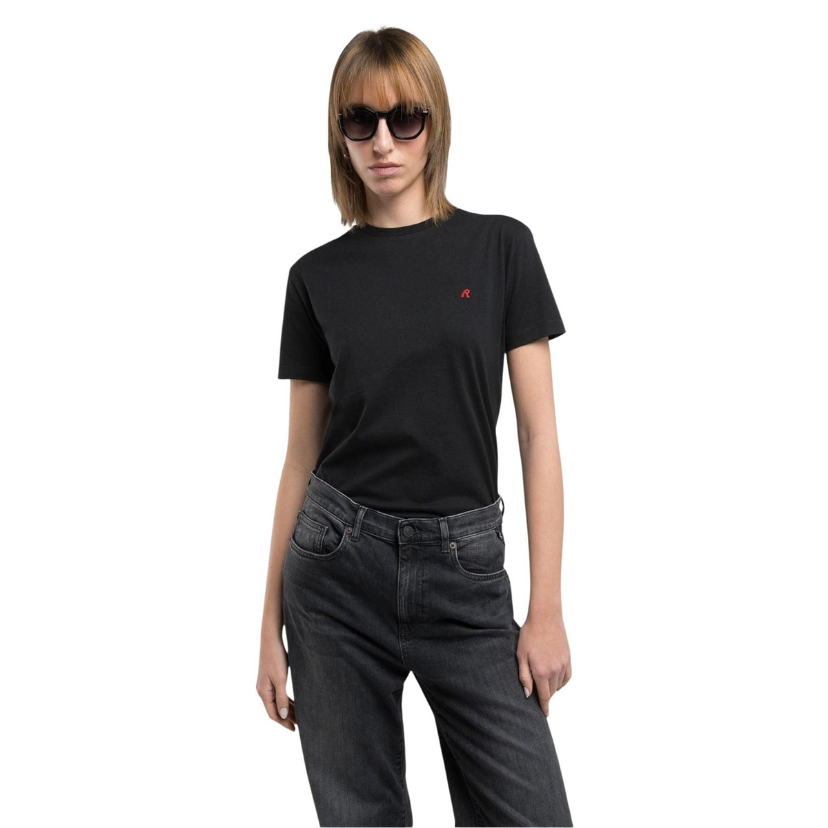 Replay W3566B.000.2660, t-shirt nera regular da donna in cotone; maglia a maniche corte con ricamo iconico, stile essenziale e versatile per ogni stagione. Vista frontale