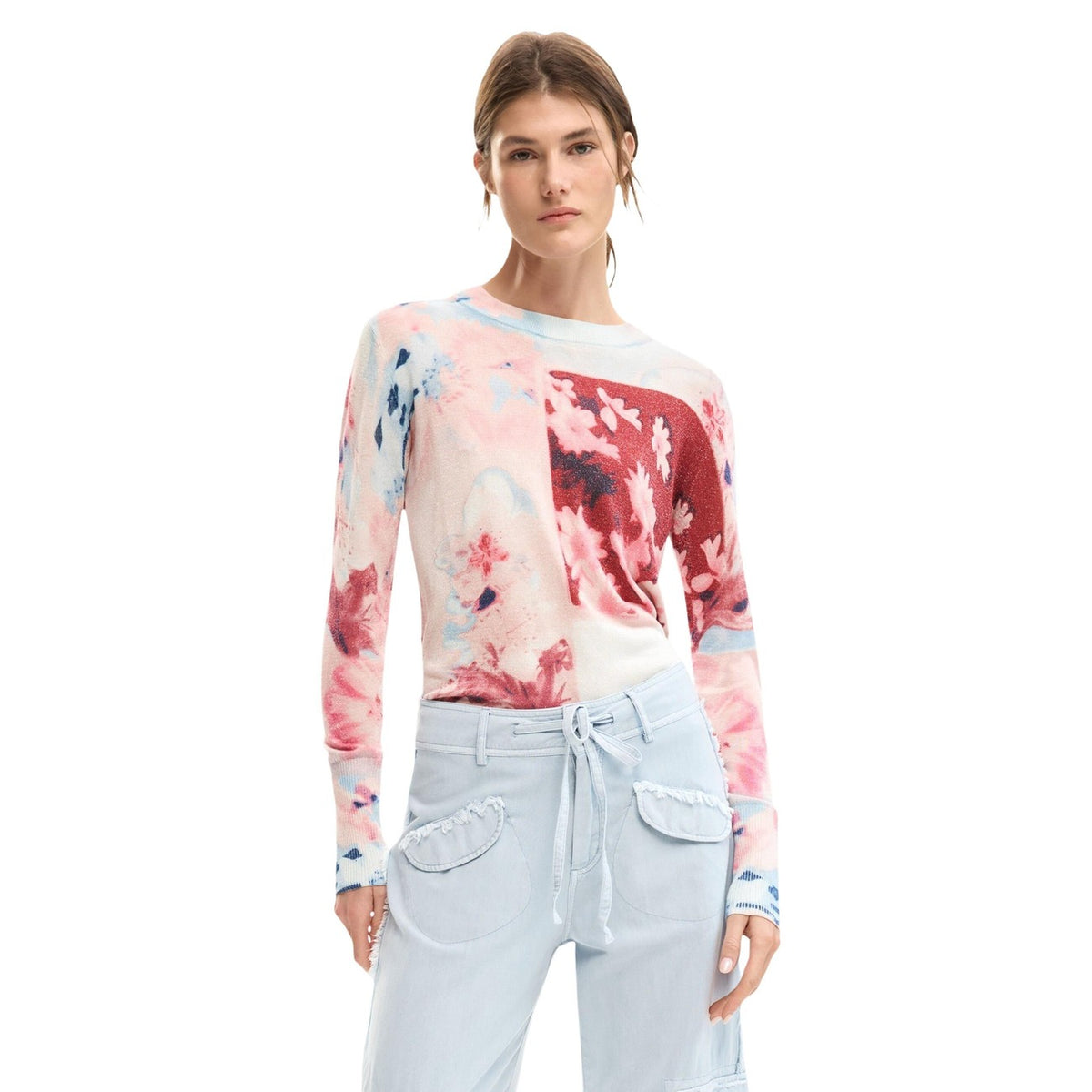 Maglione in maglia fine con stampa che combina blocchi di colore in tonalità rosa, blu e bordeaux. Scollo rotondo e manica lunga con fondo dritto.