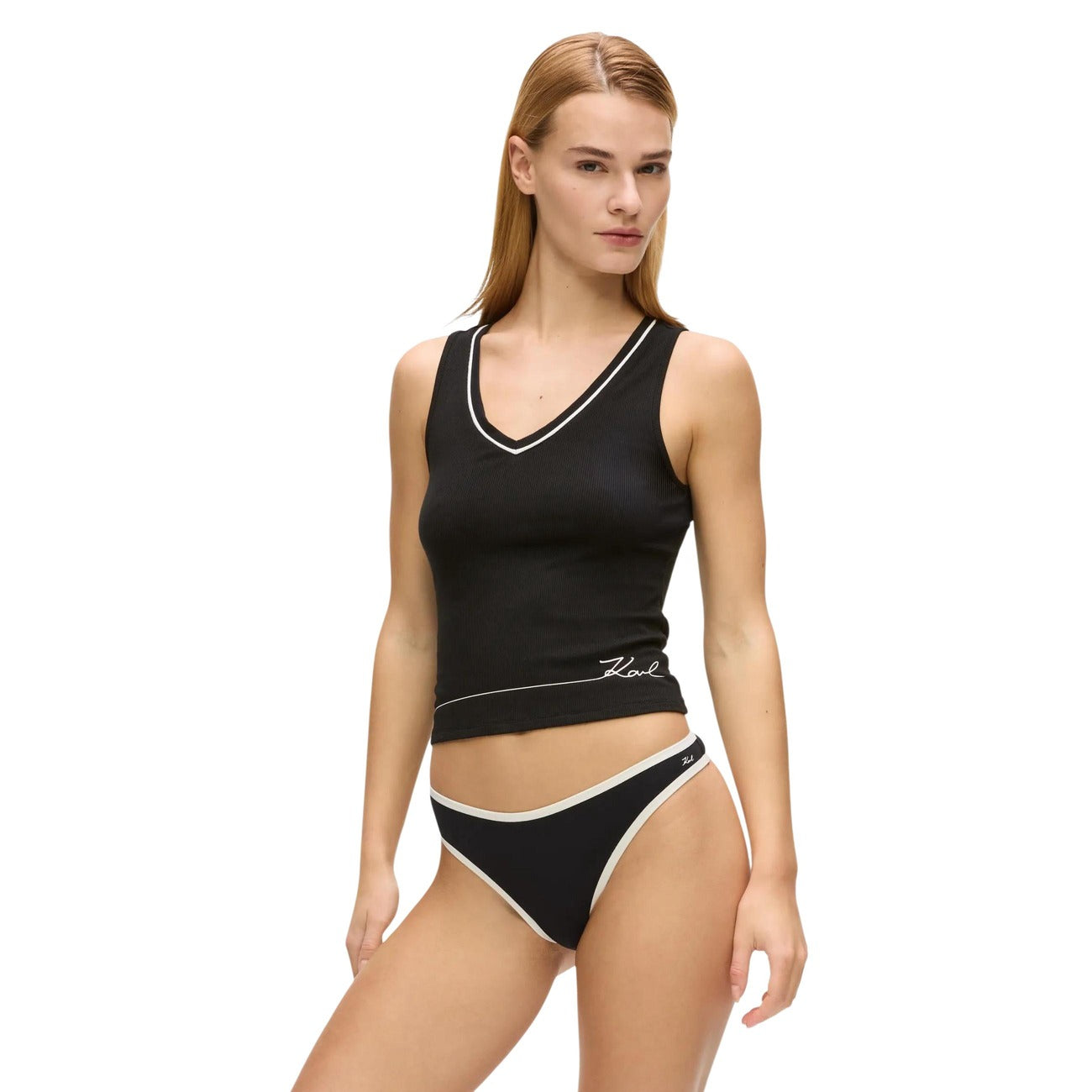 Canotta Loungewear Signature; 93% Viscosa, 7% Elastan. Scollo a V, profili in contrasto, tessuto fluido. Maglia intima/relax donna morbida e traspirante per la PE26. Colore nero