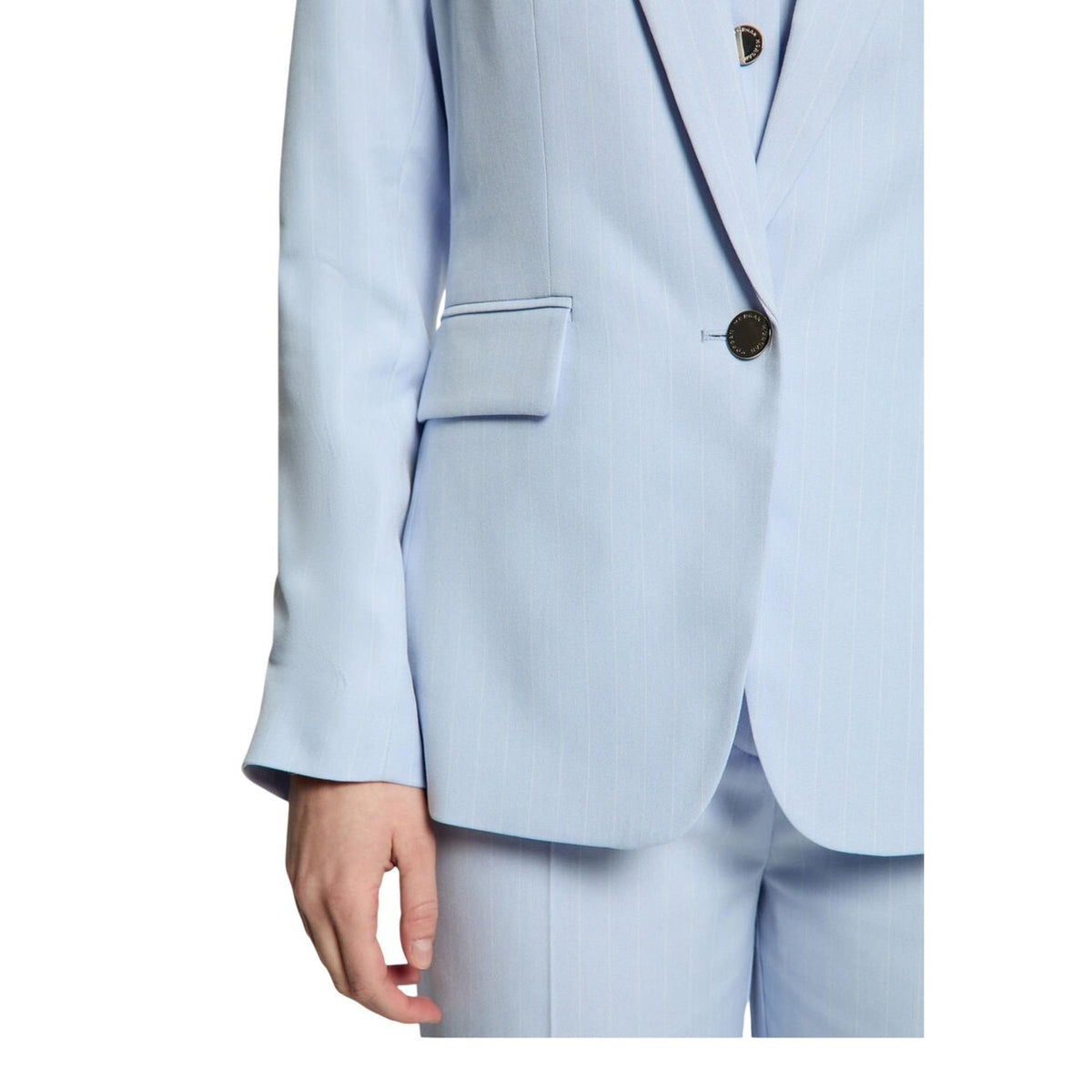 Blazer Morgan De Toi 261-VTYA.F; tessuto elasticizzato premium con viscosa, monopetto, tasche con pattina. Il capospalla sartoriale essenziale per la donna contemporanea. Colore azzurra vista frontale dettaglio bottone