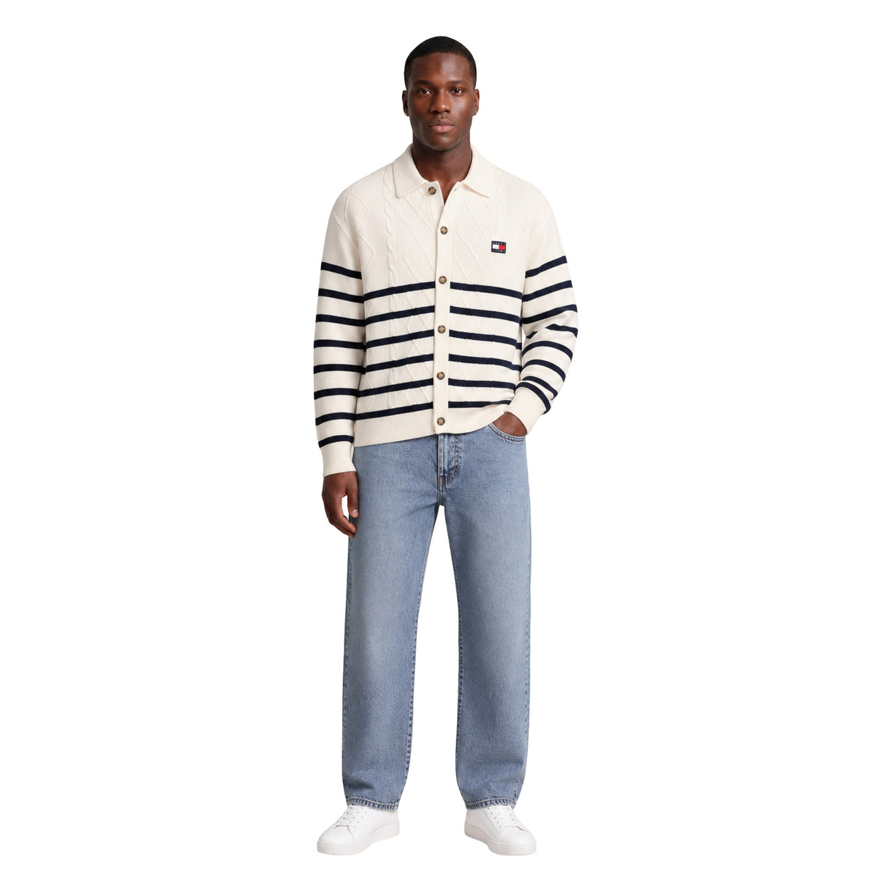 Cardigan Uomo Tommy Hilfiger Jeans; Bianco. 100% cotone rigenerato a maglia intrecciata con righe a contrasto. Colletto classico, chiusura con bottoni e fit regolare. Stile preppy-casual per la mezza stagione. Figura intera frontale