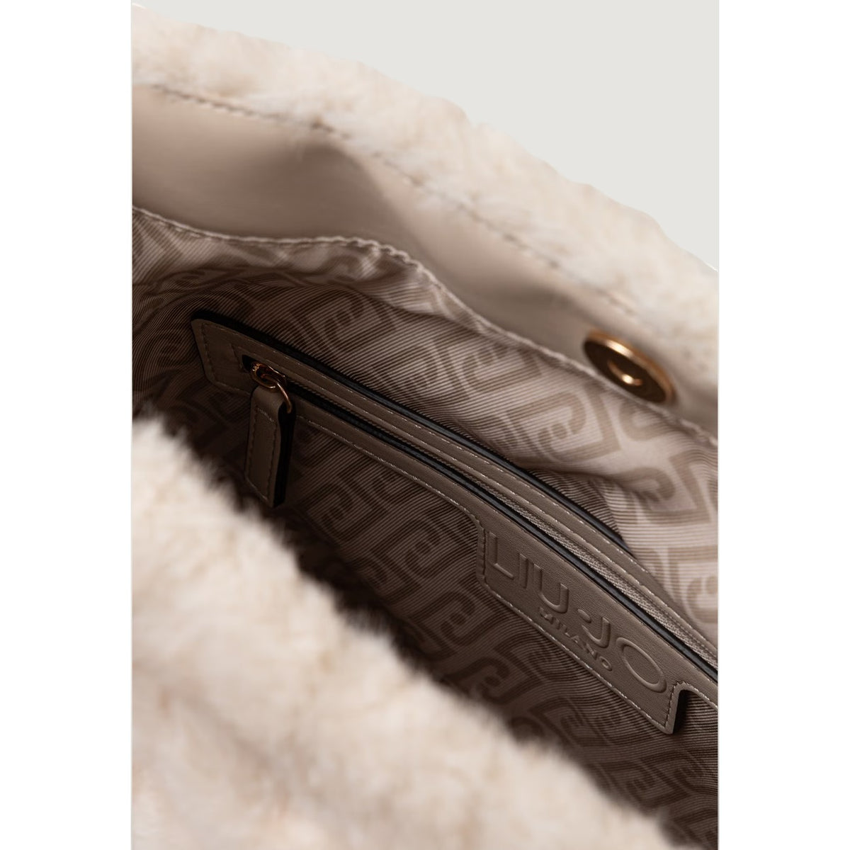 Pochette Liu-Jo bianca effetto pelliccia AF6097 E1168. Borsa da sera da donna bianca in tessuto effetto maglia morbida con patta, tracolla in ecopelle e logo dorato, pochette elegante glamour.