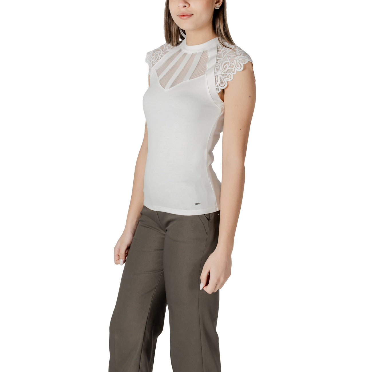 Morgan De Toi T-shirt DEMANE; maglia bianca elasticizzata con dettagli preziosi in pizzo. Un capo versatile dal tocco romantico e vestibilità perfetta. Vista frontale laterale