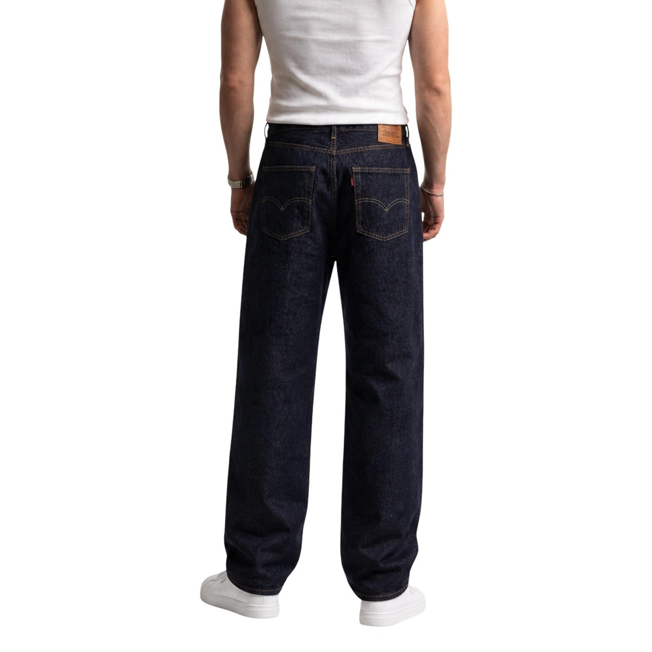 Jeans Loose Blu Uomo Levi's® 568; Tessuto rigido 5 tasche in 100% cotone di alta qualità. Modello comodo ad altezza vita regular con chiusura a zip, stile casual vintage 4 stagioni. Posteriore