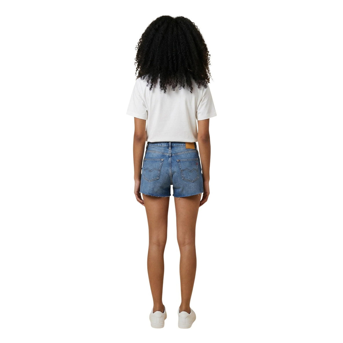 Replay Straight Shorts WA548; 100% cotone, orlo sfrangiato, linea dritta. Lo shorts in denim versatile e moderno per ogni occasione informale. Vista Posteriore figura intera