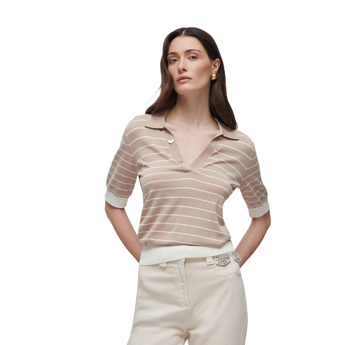 Liu Jo Maglia beige a Righe TA6215; polo in maglia di viscosa con scollo a V e bottoni rifiniti. Design a righe moderno con profili a costine. Vista frontale